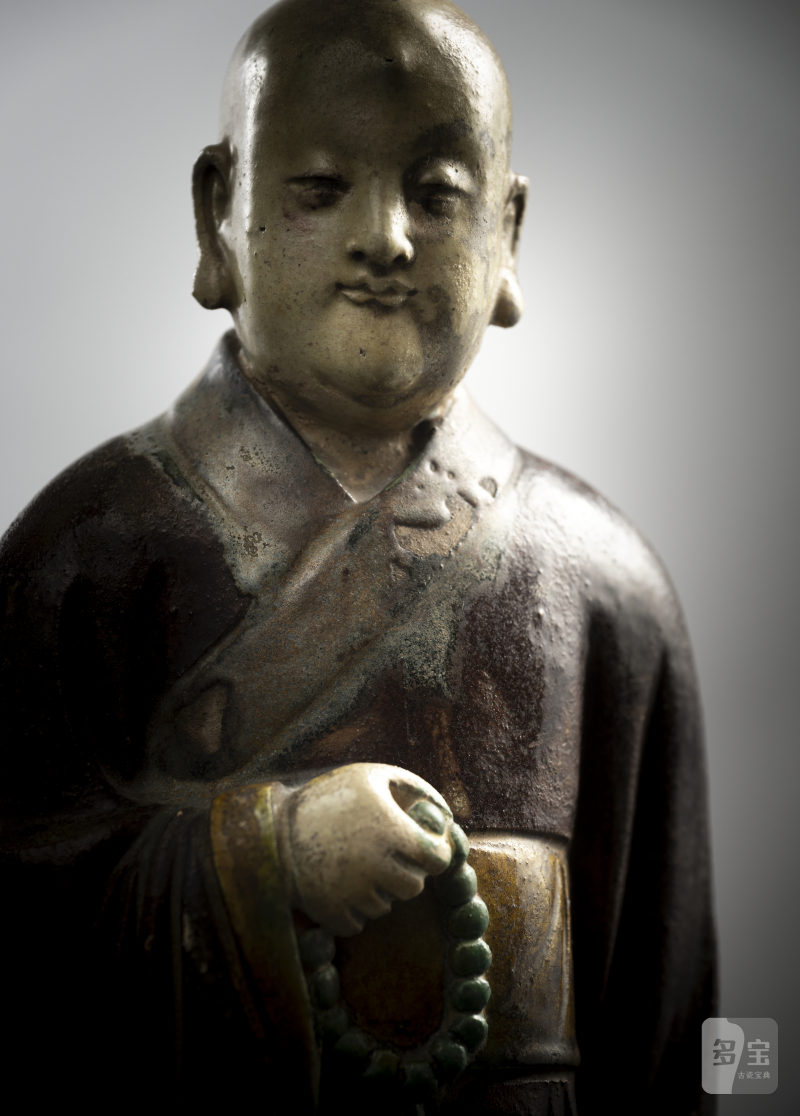 A ceramic figure of a standing monk - 图4